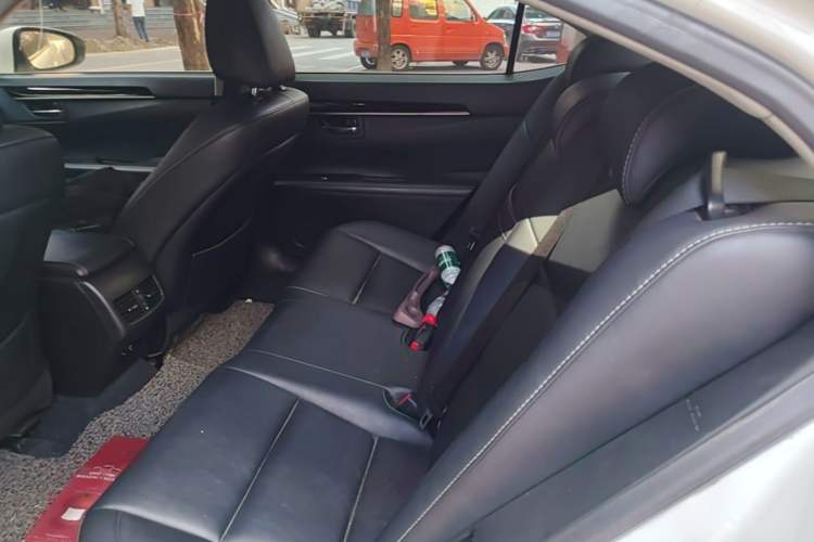Used Lexus ES 2013 300h Elite Edition Left Rear Seat