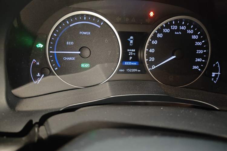 Used Lexus ES 2013 300h Elite Edition Odometer Close Up