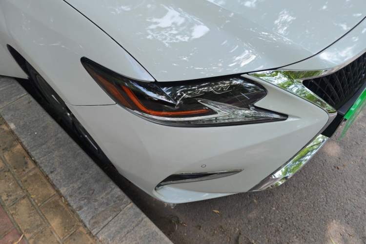 Used Lexus ES 2013 300h Elite Edition Right Front Headlight