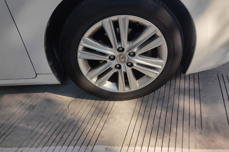 Used Lexus ES 2013 250 Elite Edition Right Front Wheel Hub