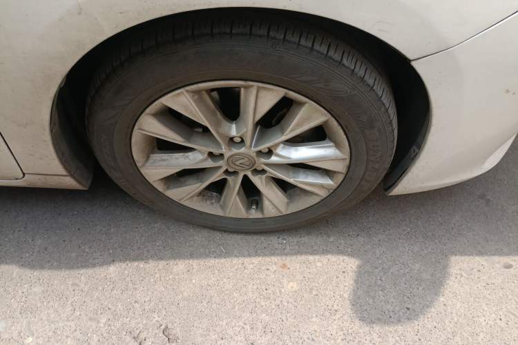 Used Lexus ES 2013 300h Elite Edition Right Front Wheel Hub