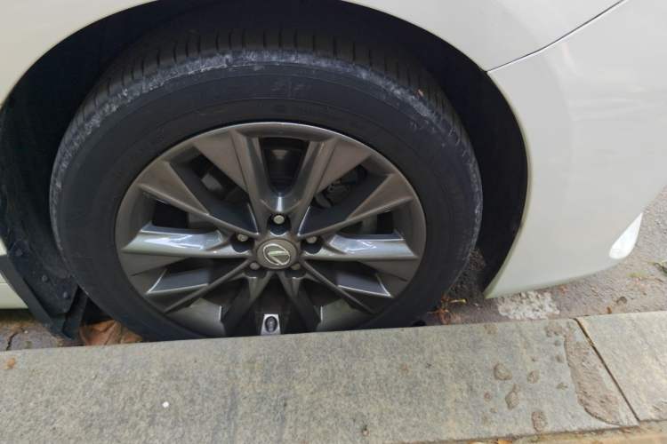 Used Lexus ES 2013 300h Elite Edition Right Front Wheel Hub
