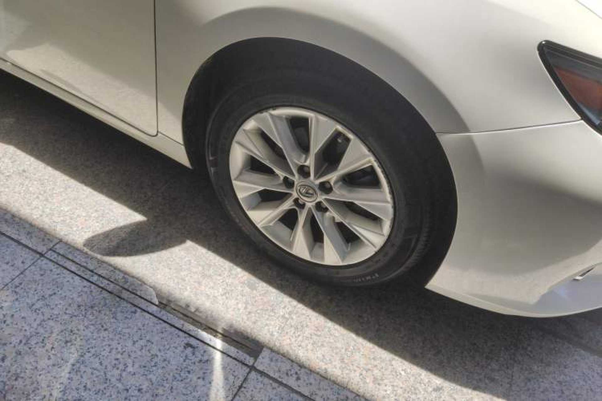 Used Lexus ES 2013 300h Luxury Edition Right Front Wheel Hub