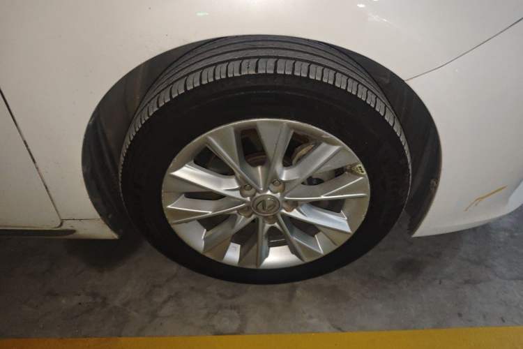 Used Lexus ES 2013 300h Elite Edition Right Front Wheel Hub
