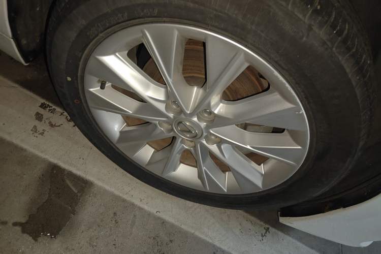 Used Lexus ES 2013 300h Elite Edition Right Front Wheel Hub