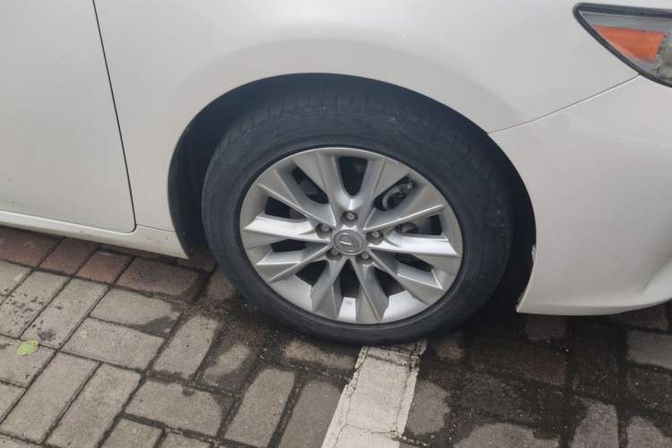 Used Lexus ES 2013 300h Elite Edition Right Front Wheel Hub