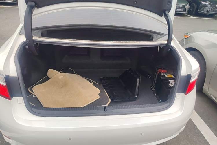 Used Lexus ES 2013 300h Elite Edition Trunk