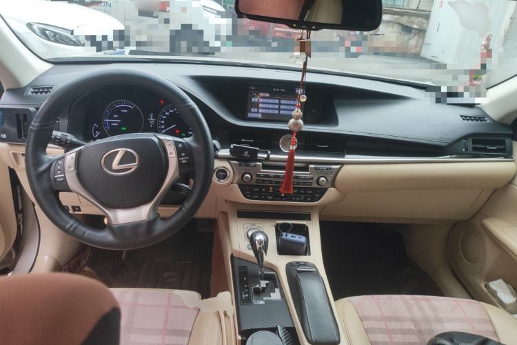 Used Lexus ES 2013 300h Elite Edition Center Console