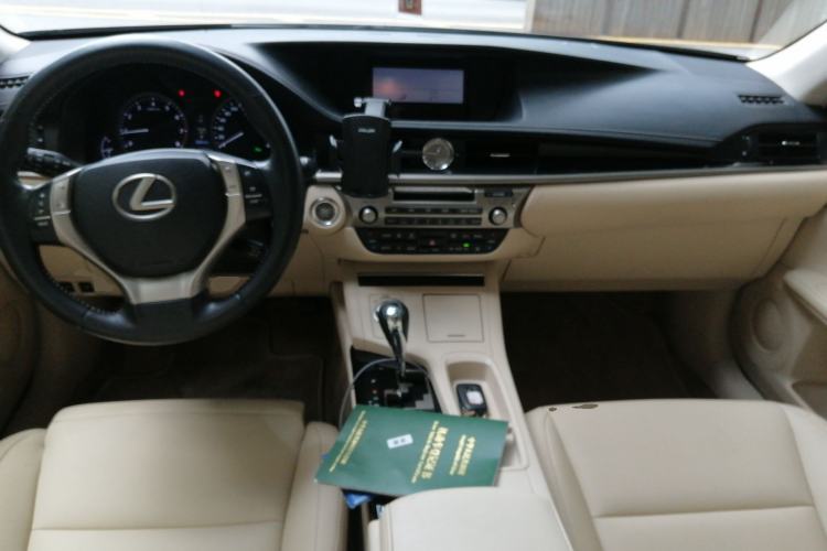 Used Lexus ES 2013 250 Elite Edition Center Console