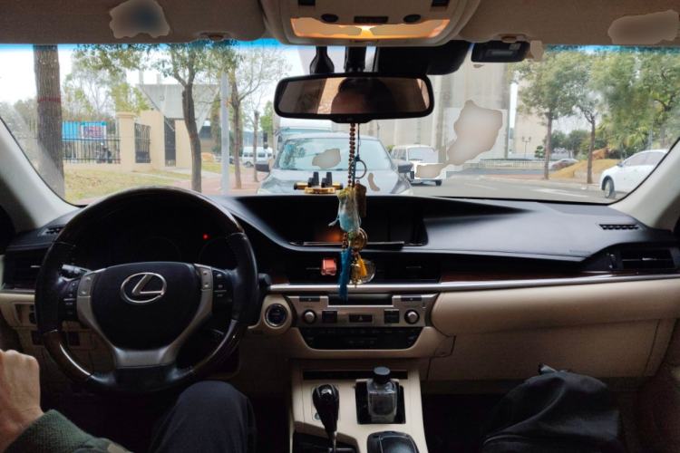 Used Lexus ES 2013 300h Luxury Edition Center Console