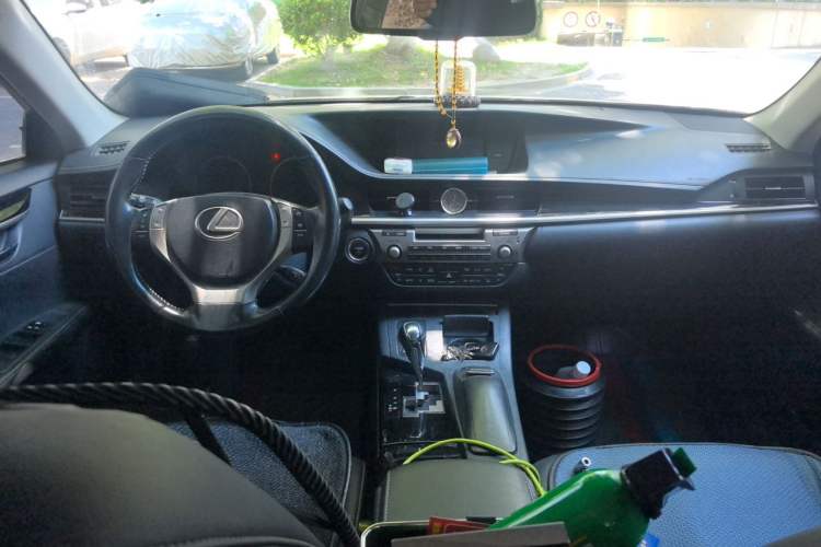 Used Lexus ES 2013 300h Elite Edition Center Console