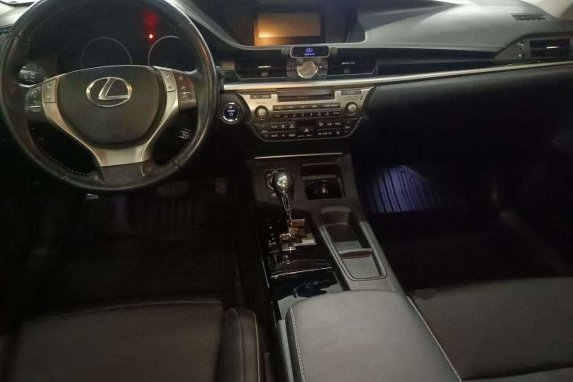 Used Lexus ES 2013 300h Elite Edition Center Console
