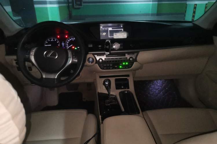 Used Lexus ES 2013 350 Elegant Edition Center Console