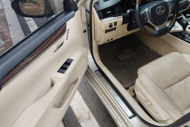 Used Lexus ES 2013 300h Luxury Edition Driver Seat