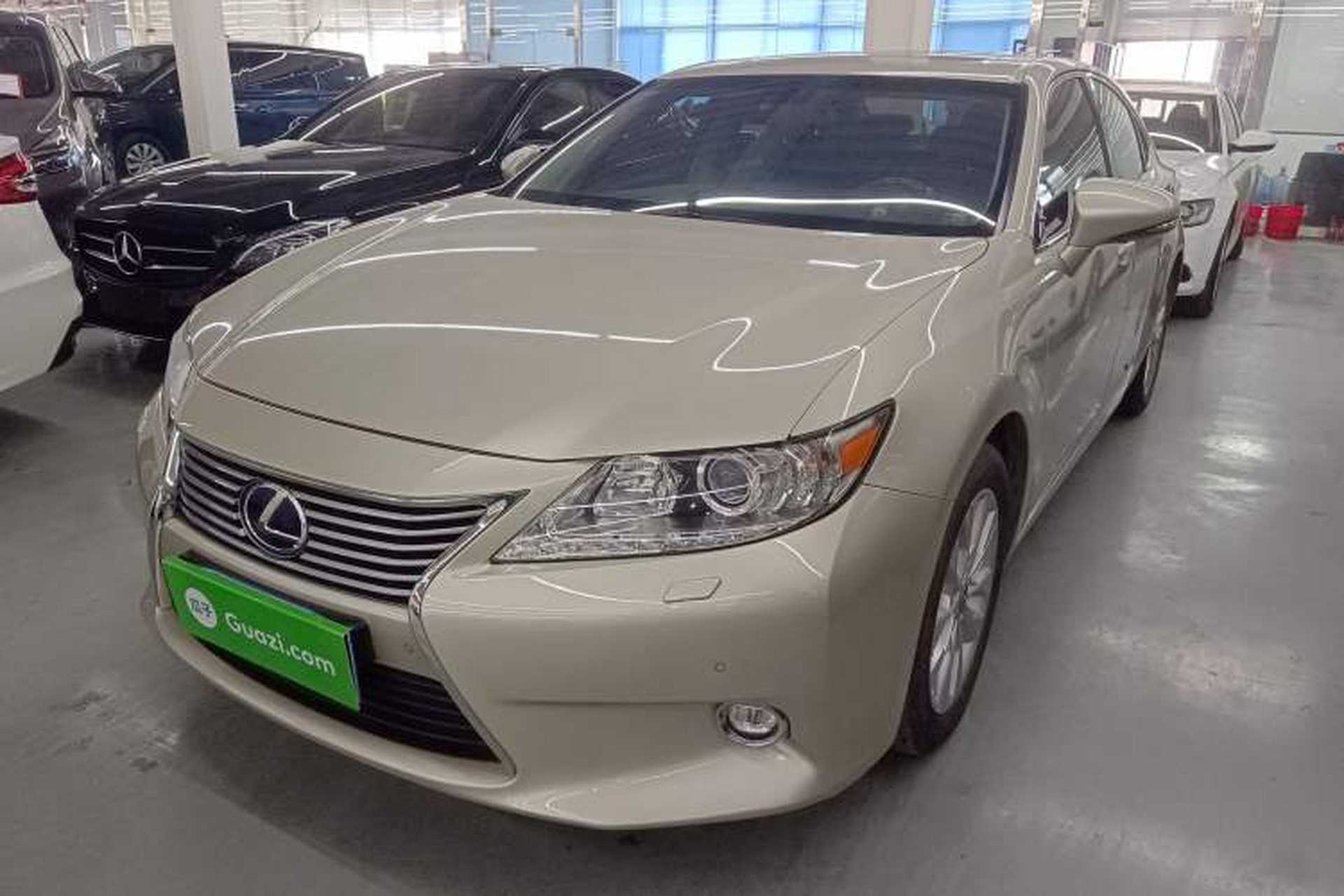 Used Lexus ES 2013 300h Elite Edition Front Left 45 Deg