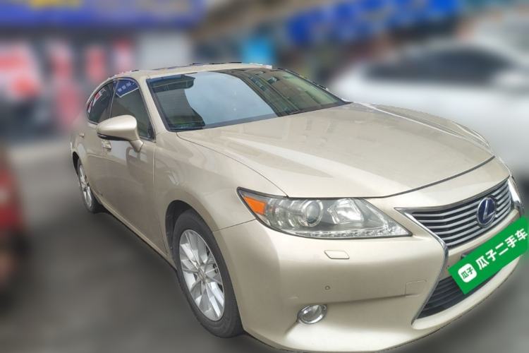 Used Lexus ES 2013 300h Elite Edition Front Right 45 Deg
