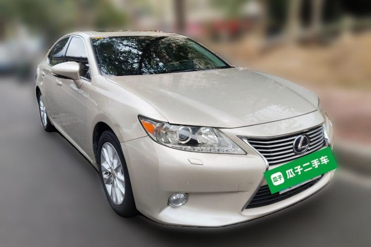 Used Lexus ES 2013 300h Luxury Edition Front Right 45 Deg