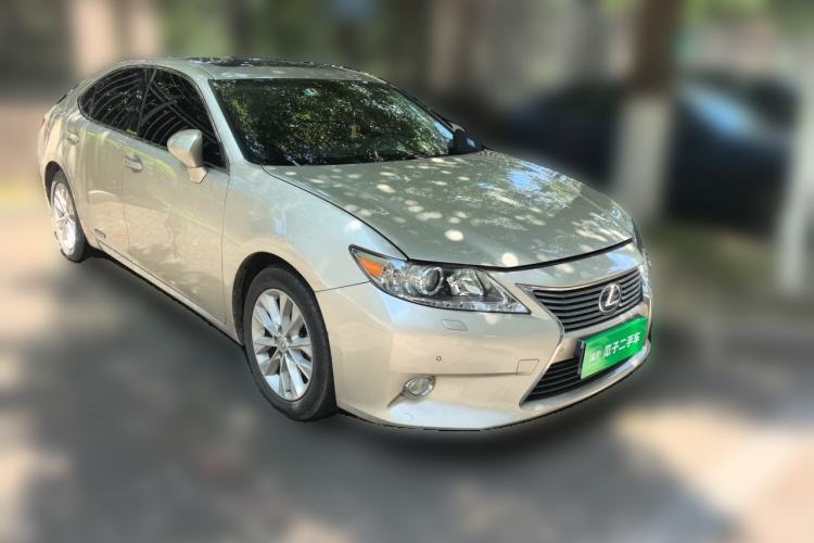 Used Lexus ES 2013 300h Elite Edition Front Right 45 Deg