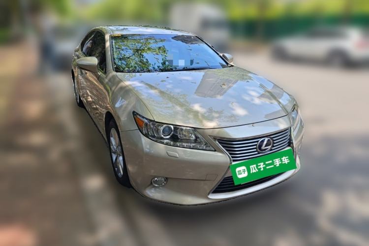 Used Lexus ES 2013 300h Luxury Edition Front Right 45 Deg