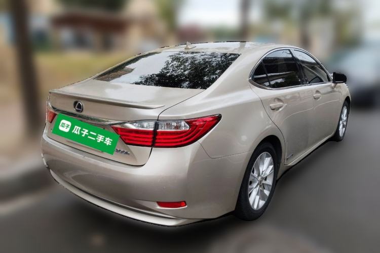 Used Lexus ES 2013 300h Luxury Edition Rear Right 45 Deg