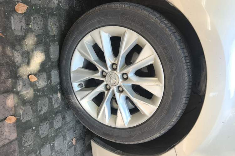 Used Lexus ES 2013 300h Elite Edition Right Front Wheel Hub