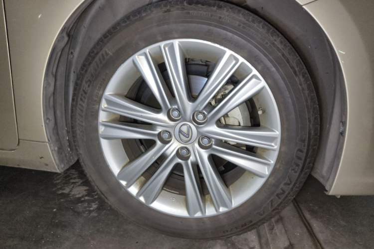 Used Lexus ES 2013 250 Elite Edition Right Front Wheel Hub