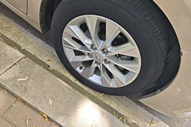 Used Lexus ES 2013 300h Luxury Edition Right Front Wheel Hub