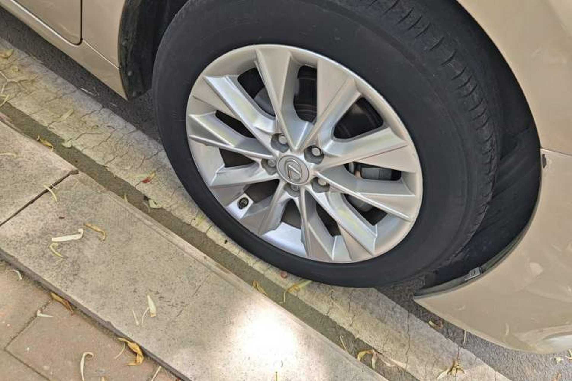 Used Lexus ES 2013 300h Luxury Edition Right Front Wheel Hub