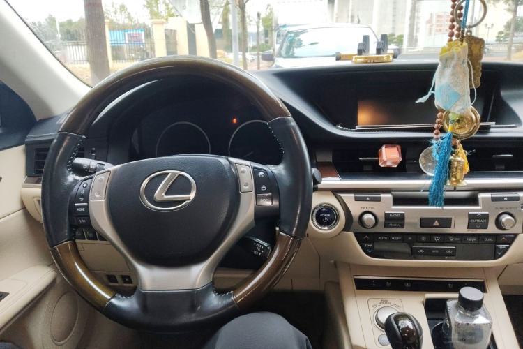 Used Lexus ES 2013 300h Luxury Edition Steering Wheel