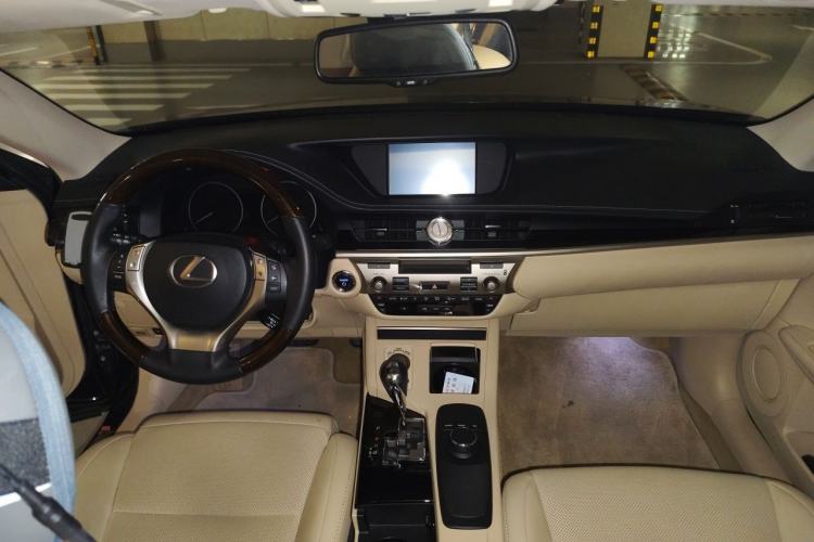 Used Lexus ES 2014 300h Elite Edition Center Console