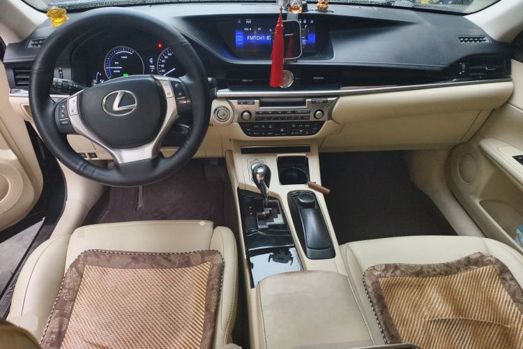 Used Lexus ES 2014 300h Elite Edition Center Console