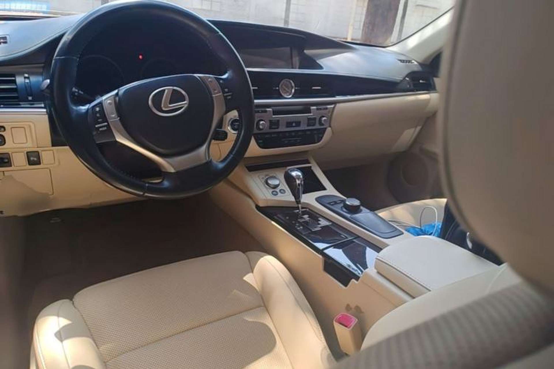 Used Lexus ES 2014 300h Elite Edition Center Console