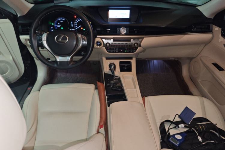 Used Lexus ES 2014 300h Elite Edition Center Console