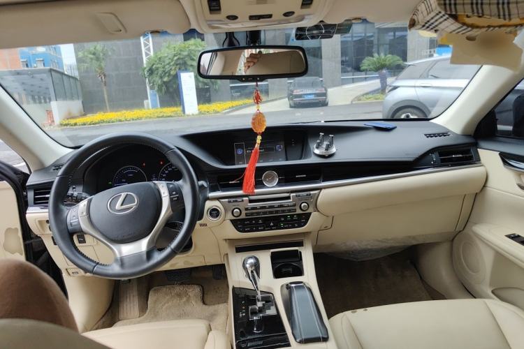 Used Lexus ES 2014 300h Elite Edition Center Console