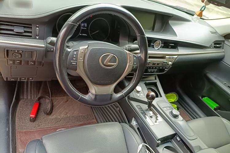 Used Lexus ES 2014 300h Elite Edition Center Console