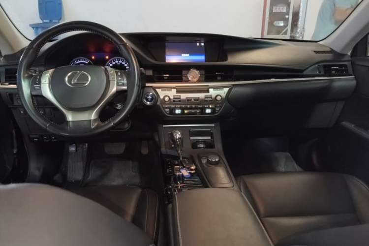 Used Lexus ES 2014 300h Elite Edition Center Console