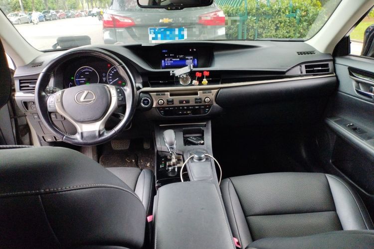Used Lexus ES 2014 300h Elite Edition Center Console