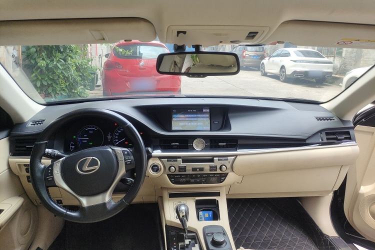 Used Lexus ES 2014 300h Elite Edition Center Console