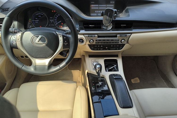 Used Lexus ES 2014 300h Elite Edition Center Console