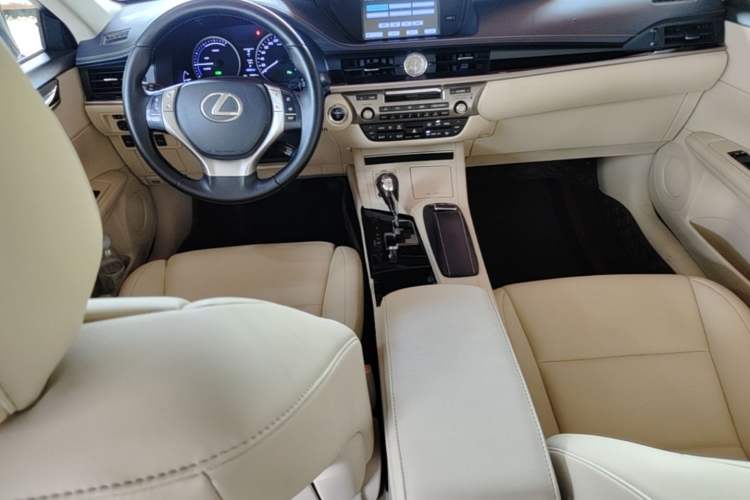 Used Lexus ES 2014 300h Elite Edition Center Console