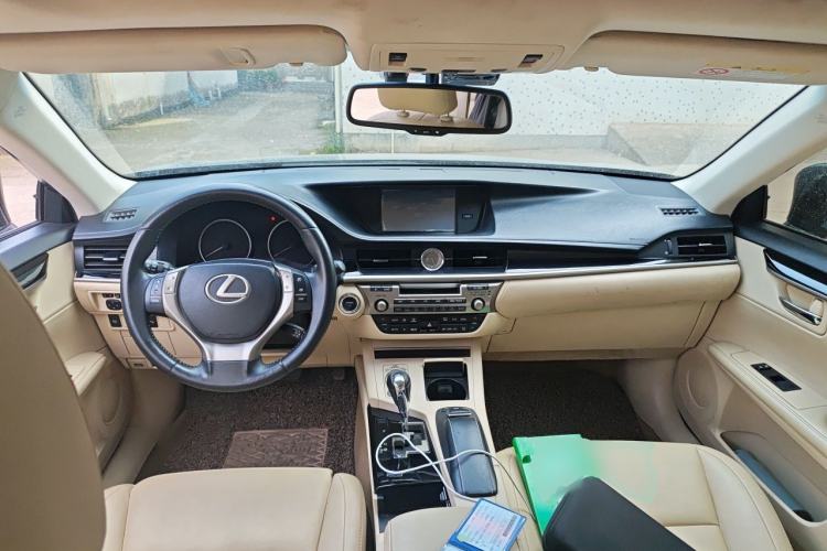 Used Lexus ES 2014 300h Elite Edition Center Console