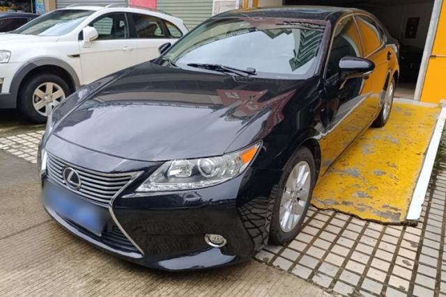 Ojetý Lexus ES 2014 300h Elite Edition