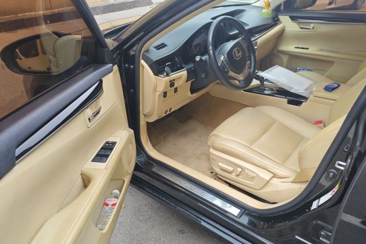 Used Lexus ES 2014 300h Elite Edition Driver Seat