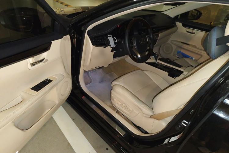 Used Lexus ES 2014 300h Elite Edition Driver Seat