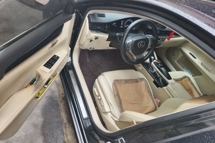 Used Lexus ES 2014 300h Elite Edition Driver Seat