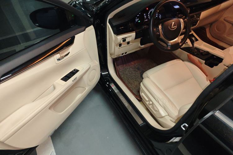 Used Lexus ES 2014 300h Elite Edition Driver Seat