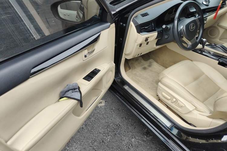 Used Lexus ES 2014 300h Elite Edition Driver Seat