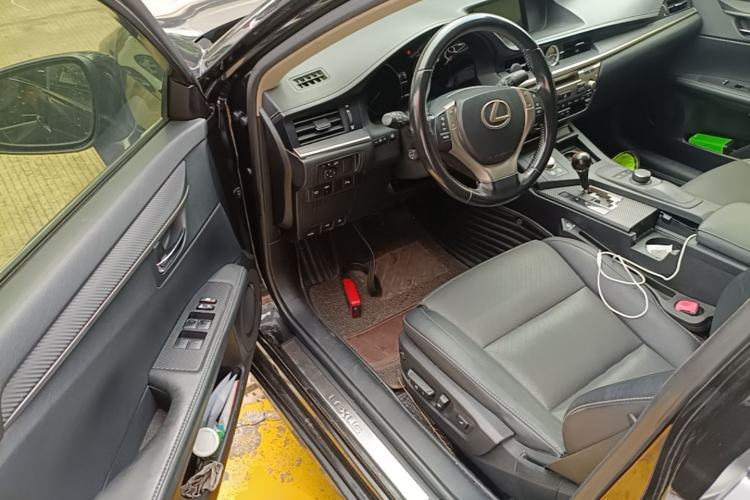 Used Lexus ES 2014 300h Elite Edition Driver Seat