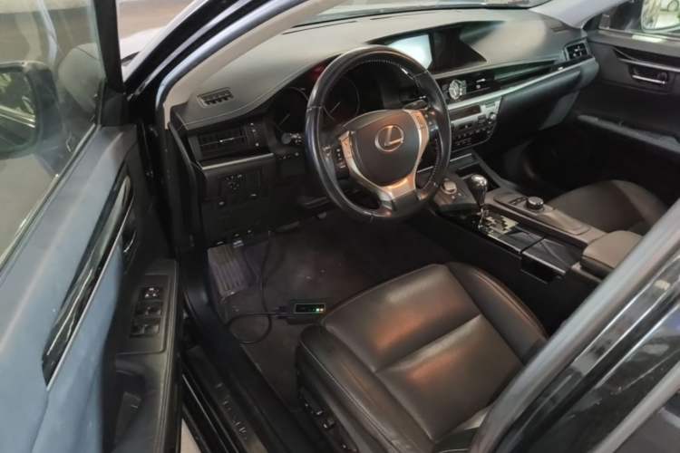 Used Lexus ES 2014 300h Elite Edition Driver Seat