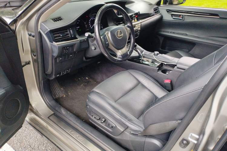 Used Lexus ES 2014 300h Elite Edition Driver Seat